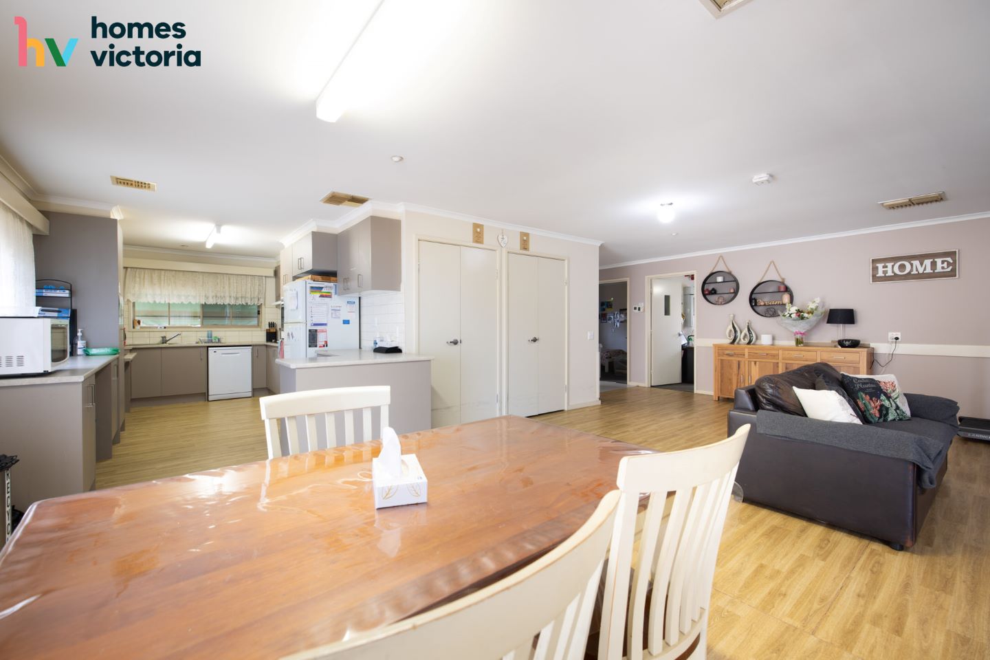 Comfortable living with a bright, sunny yard — Home image 2