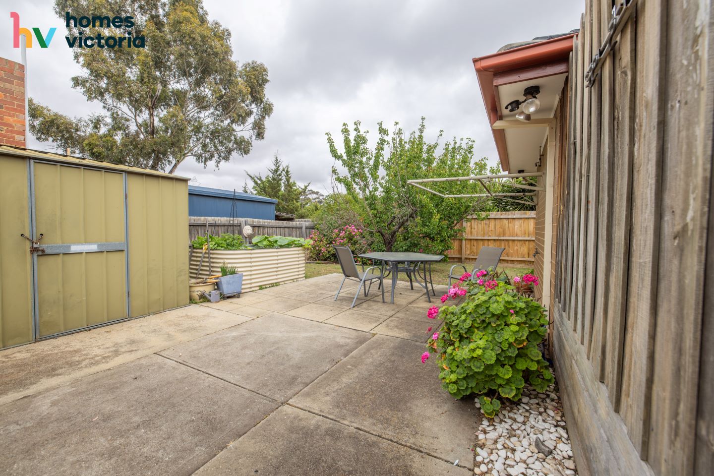 Comfortable living with a bright, sunny yard — Home image 7