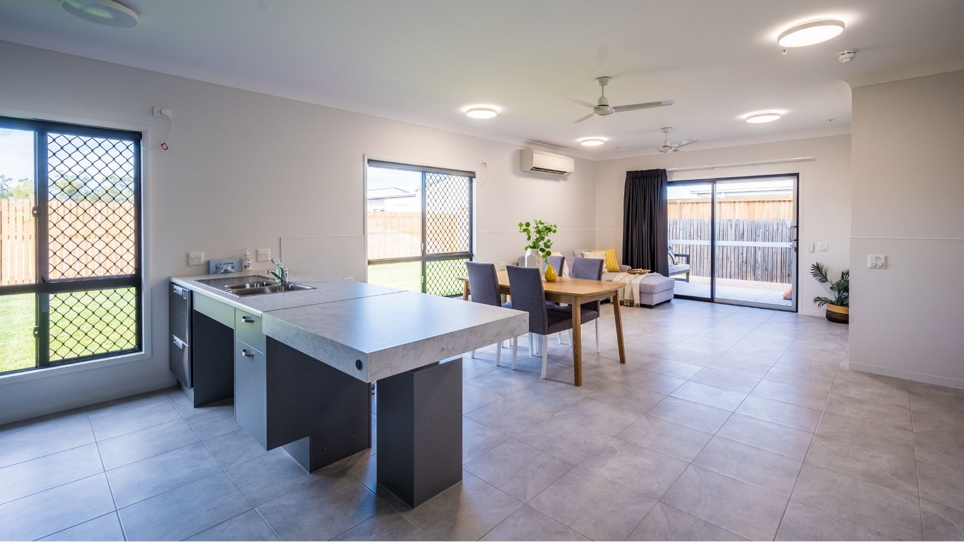 One bedroom available in newly built home Bohle Plains — Home image 1