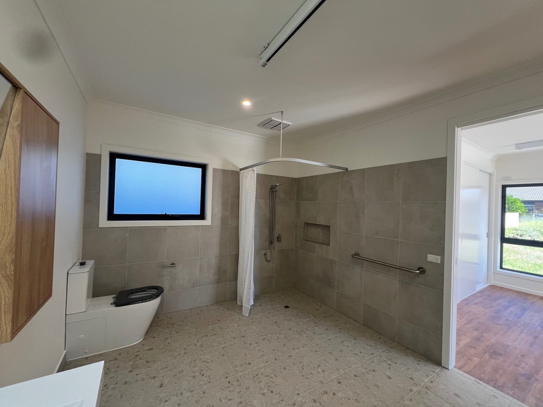 Massive Dual Iiving High Physical Support home - Available NOW — Home image 4