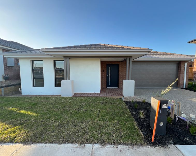 Welcome to Cranbourne East! 3 Bedroom HPS Home — Home image 5