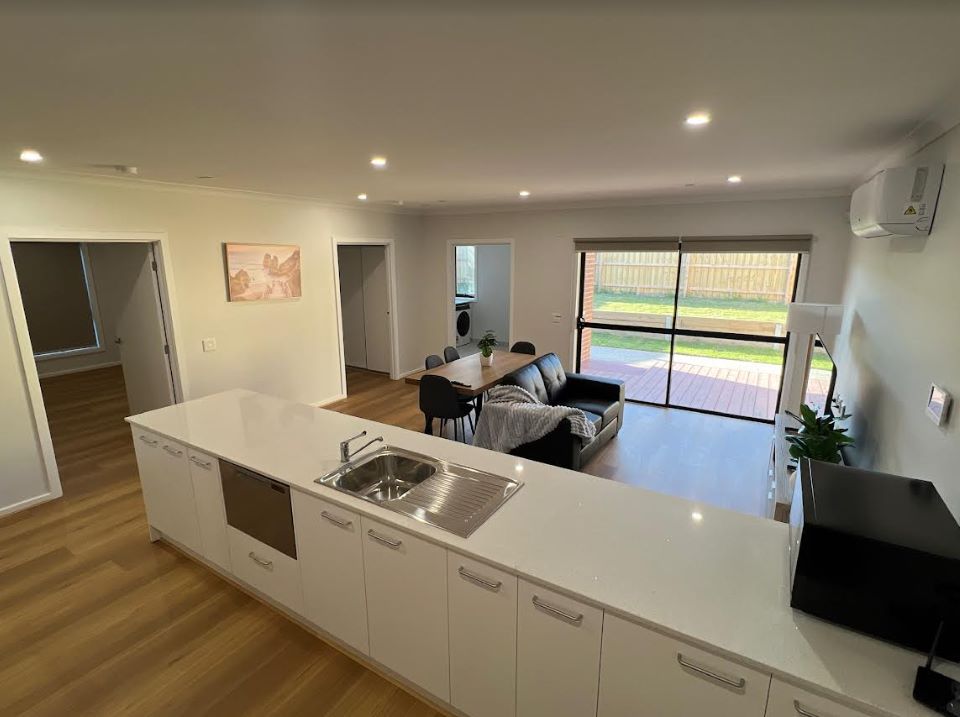 Welcome to Cranbourne East! 3 Bedroom HPS Home — Home image 6