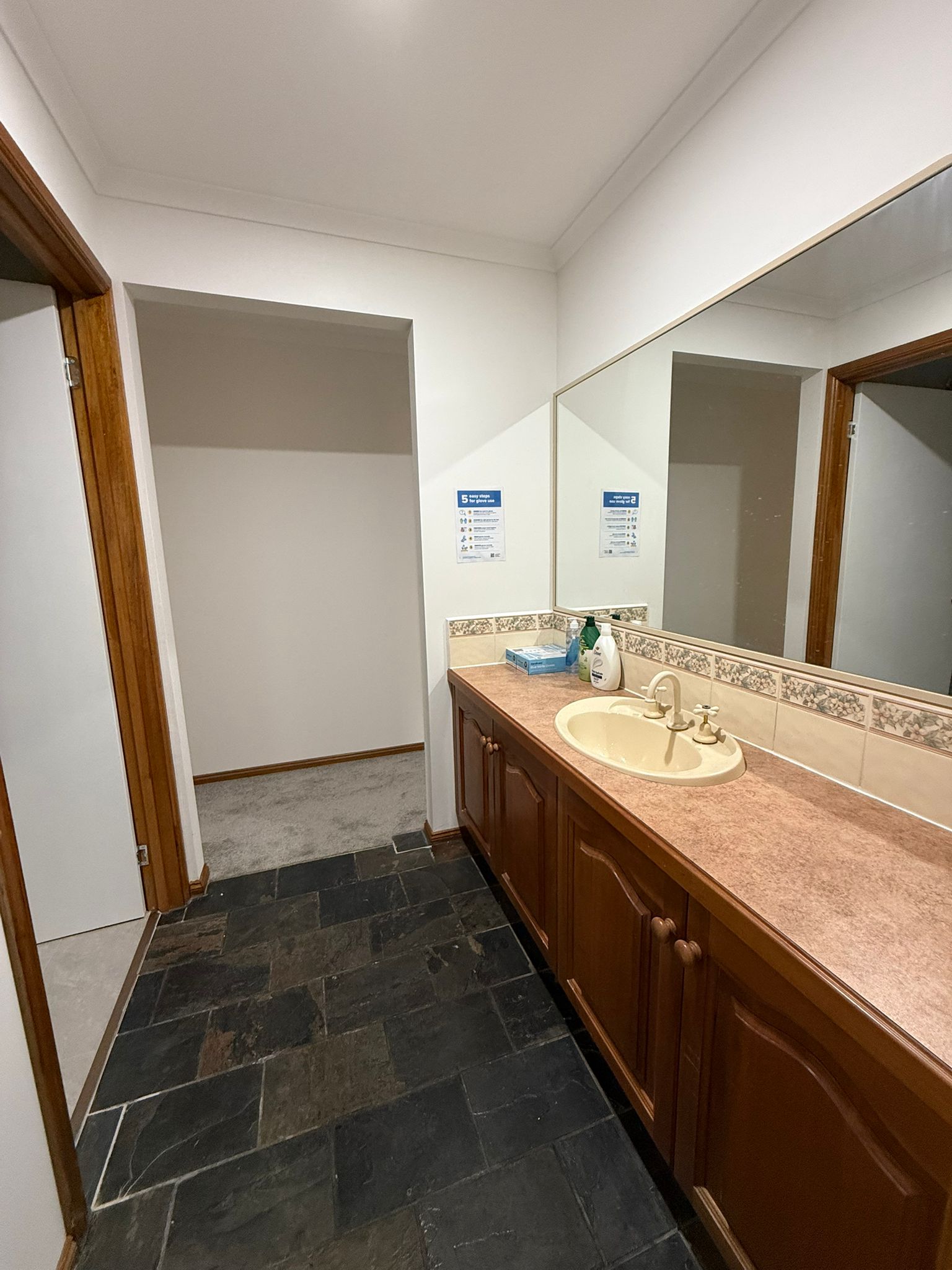 Calm & Spacious SIL Home Bordering the Park, Walk to Shopping Centre & Station — Home image 3