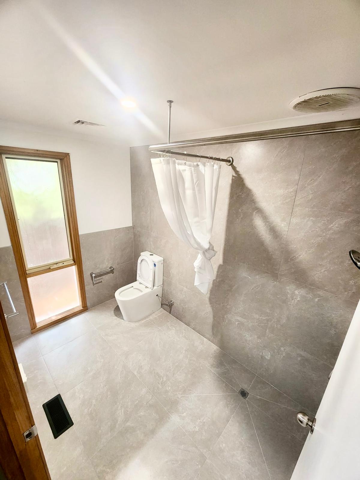 Calm & Spacious SIL Home Bordering the Park, Walk to Shopping Centre & Station — Home image 4