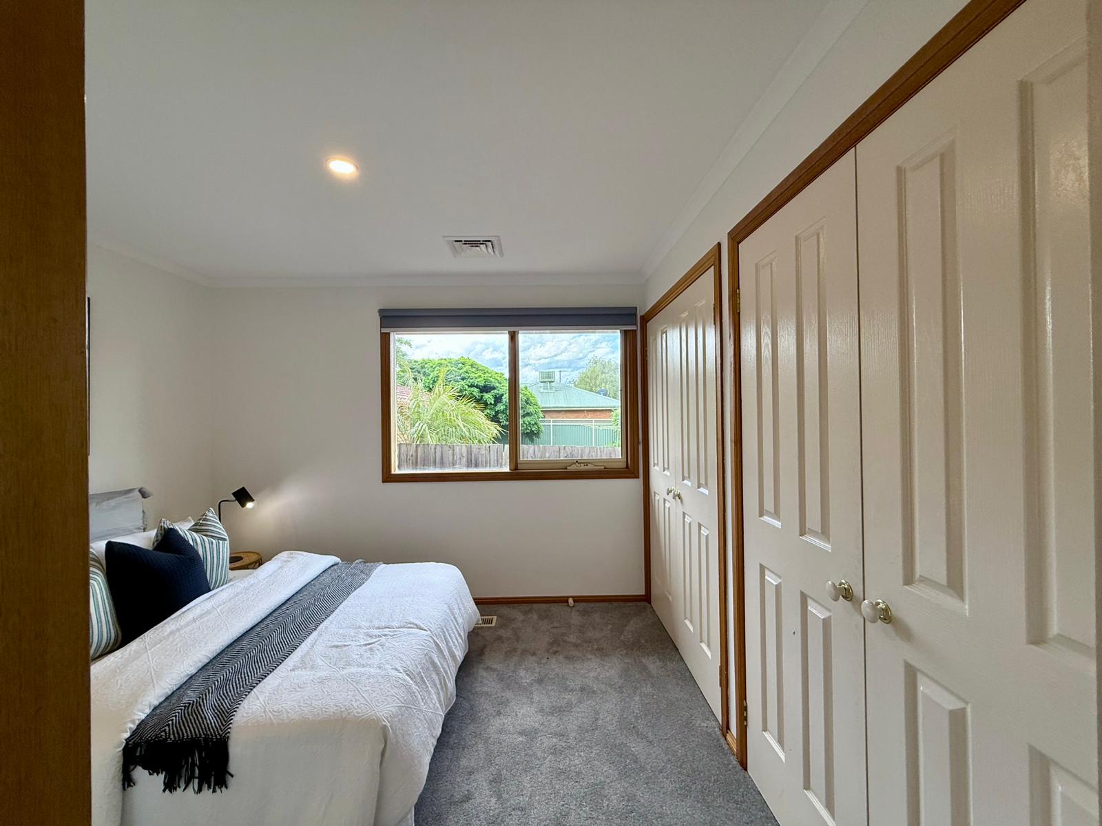 Calm & Spacious SIL Home Bordering the Park, Walk to Shopping Centre & Station — Home image 6