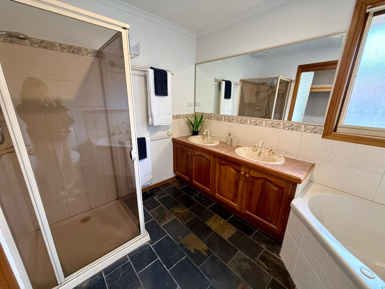 Calm & Spacious SIL Home Bordering the Park, Walk to Shopping Centre & Station — Home image 7