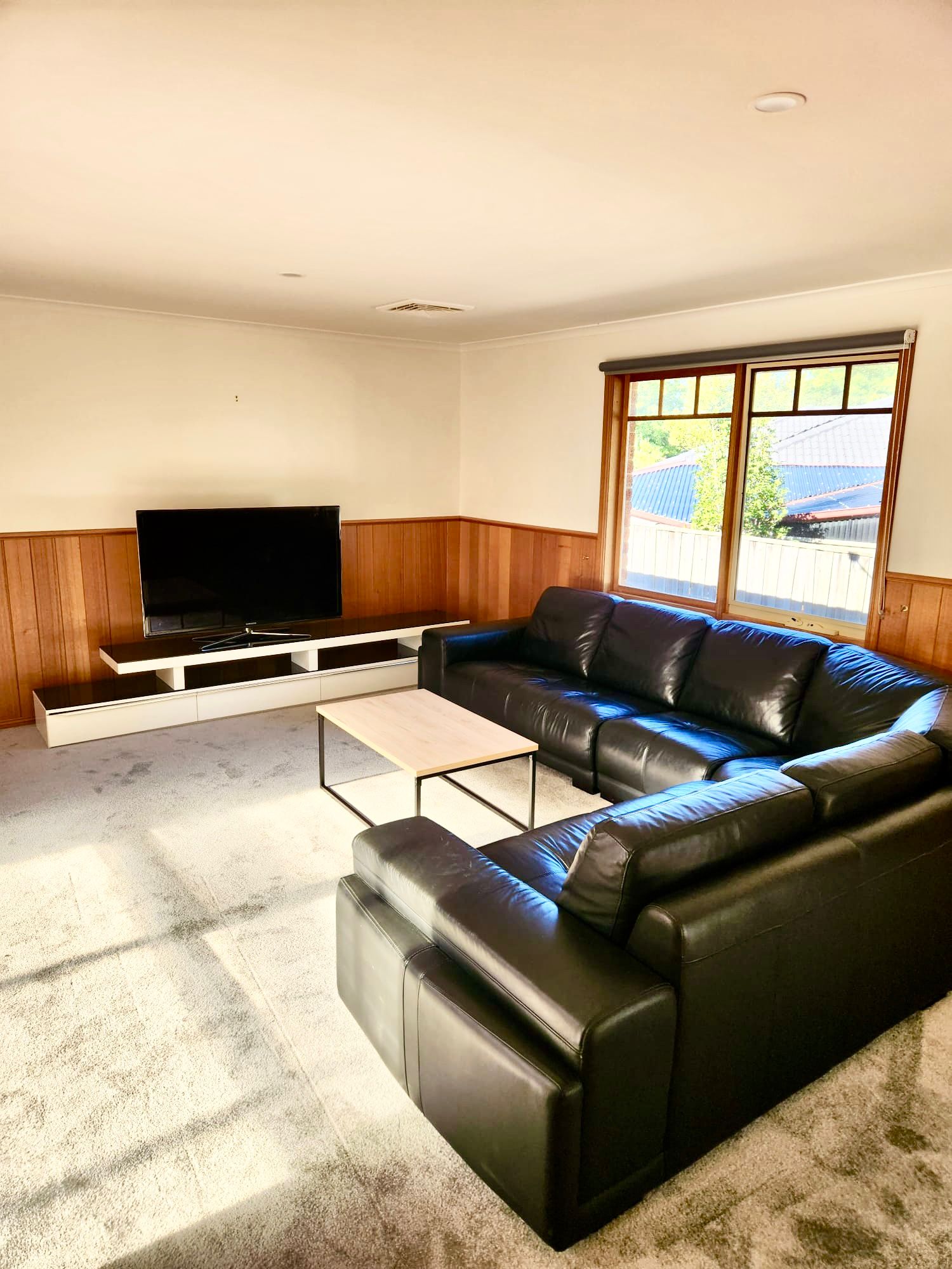 Calm & Spacious SIL Home Bordering the Park, Walk to Shopping Centre & Station — Home image 8