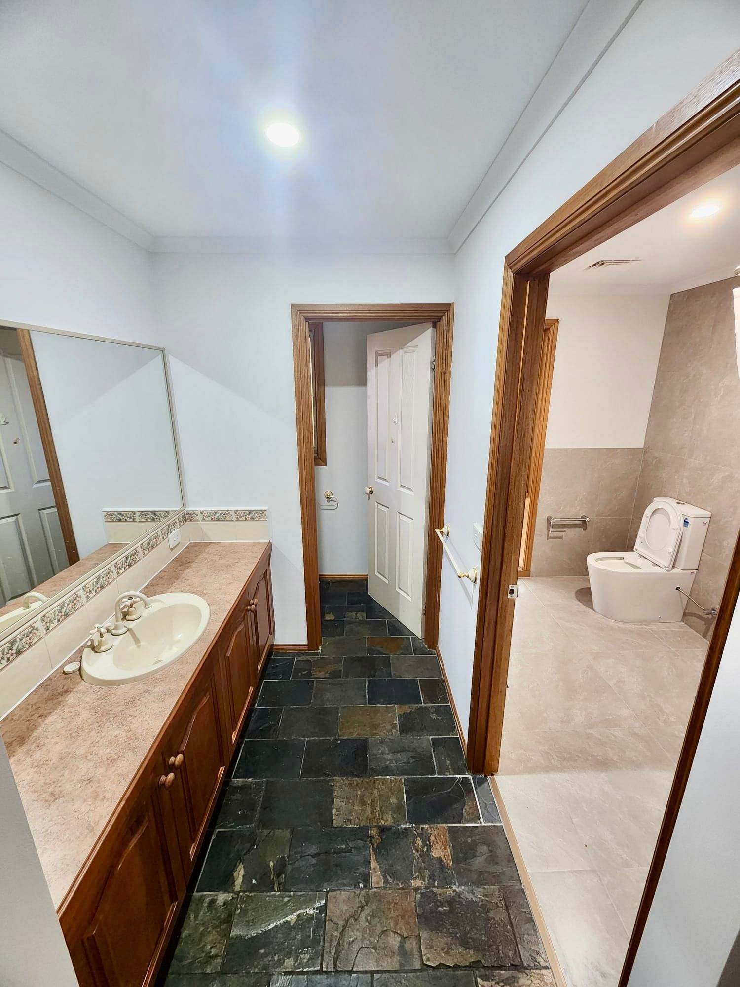 Calm & Spacious SIL Home Bordering the Park, Walk to Shopping Centre & Station — Home image 9