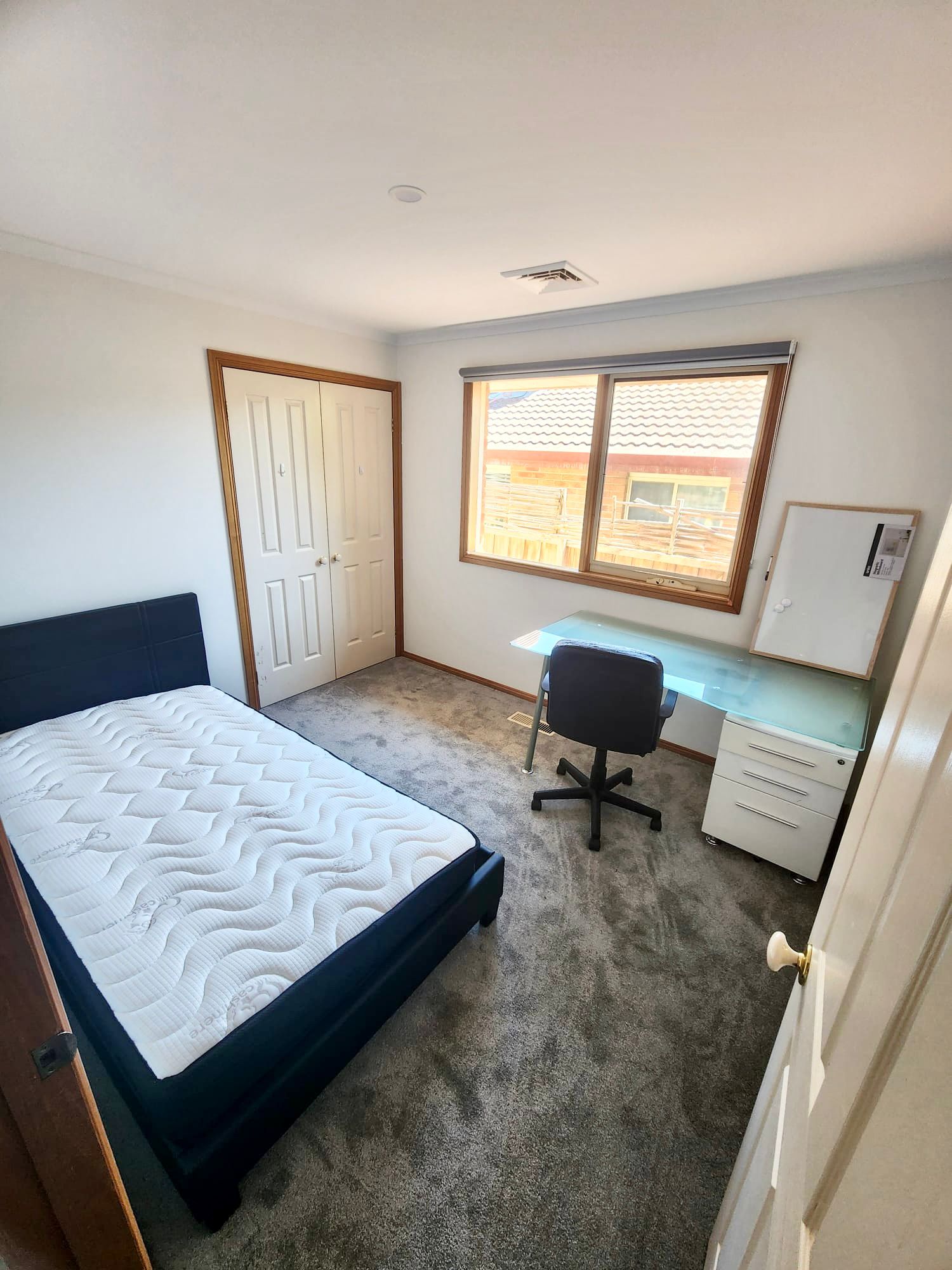 Calm & Spacious SIL Home Bordering the Park, Walk to Shopping Centre & Station — Home image 10