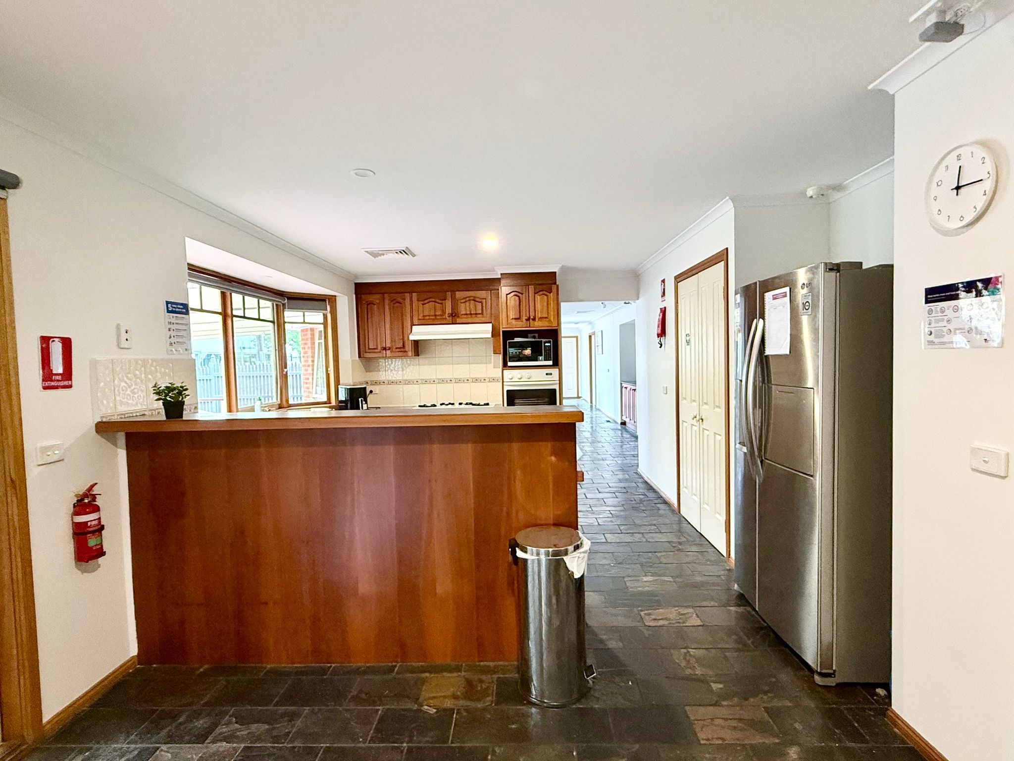 Calm & Spacious SIL Home Bordering the Park, Walk to Shopping Centre & Station — Home image 11