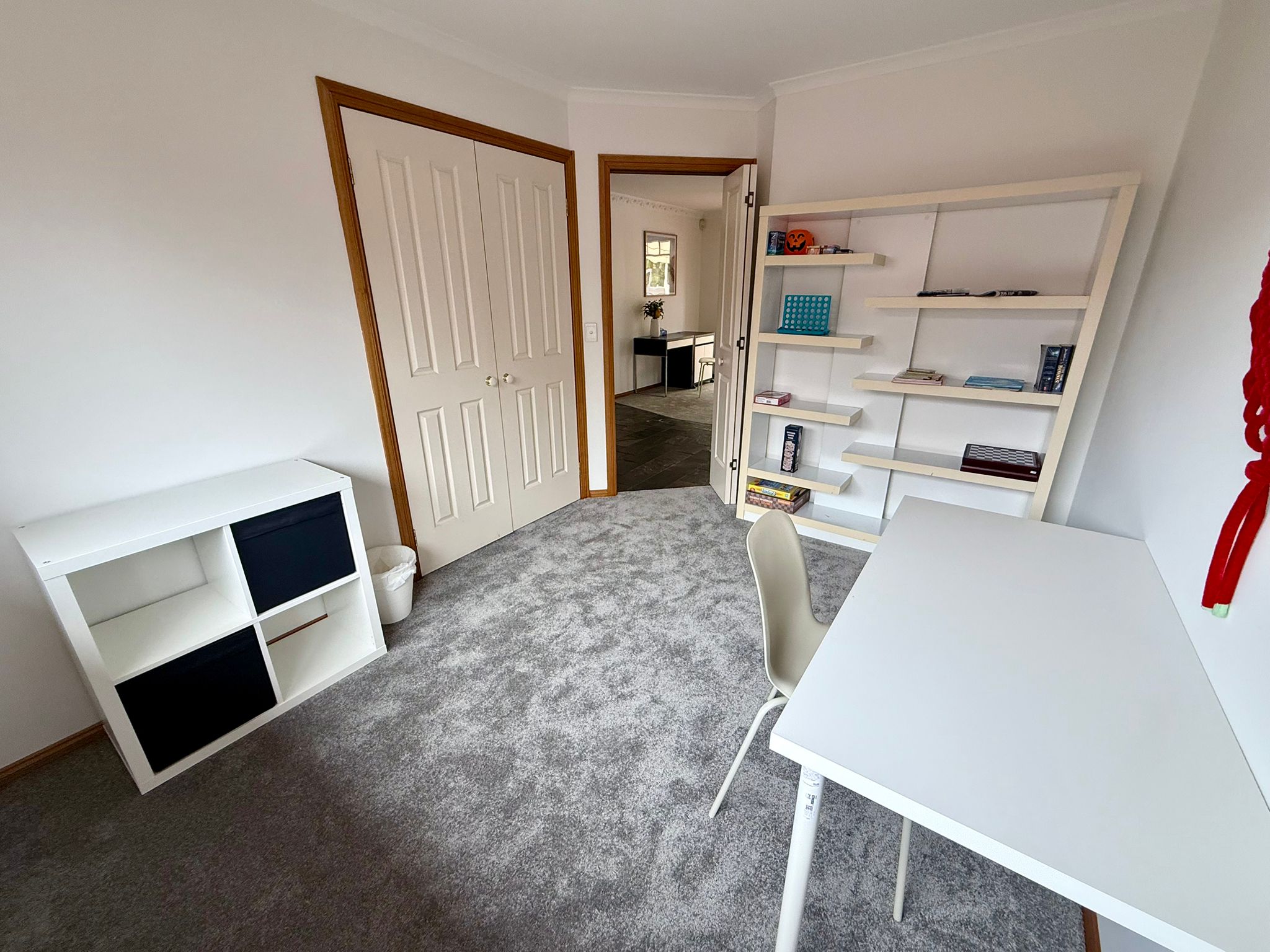 Calm & Spacious SIL Home Bordering the Park, Walk to Shopping Centre & Station — Home image 12