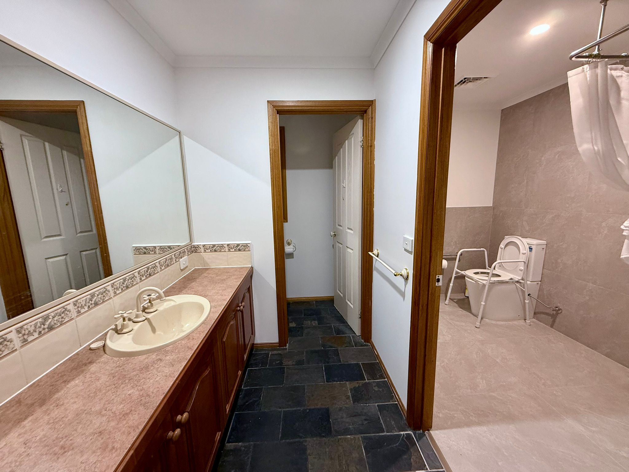 Calm & Spacious SIL Home Bordering the Park, Walk to Shopping Centre & Station — Home image 13
