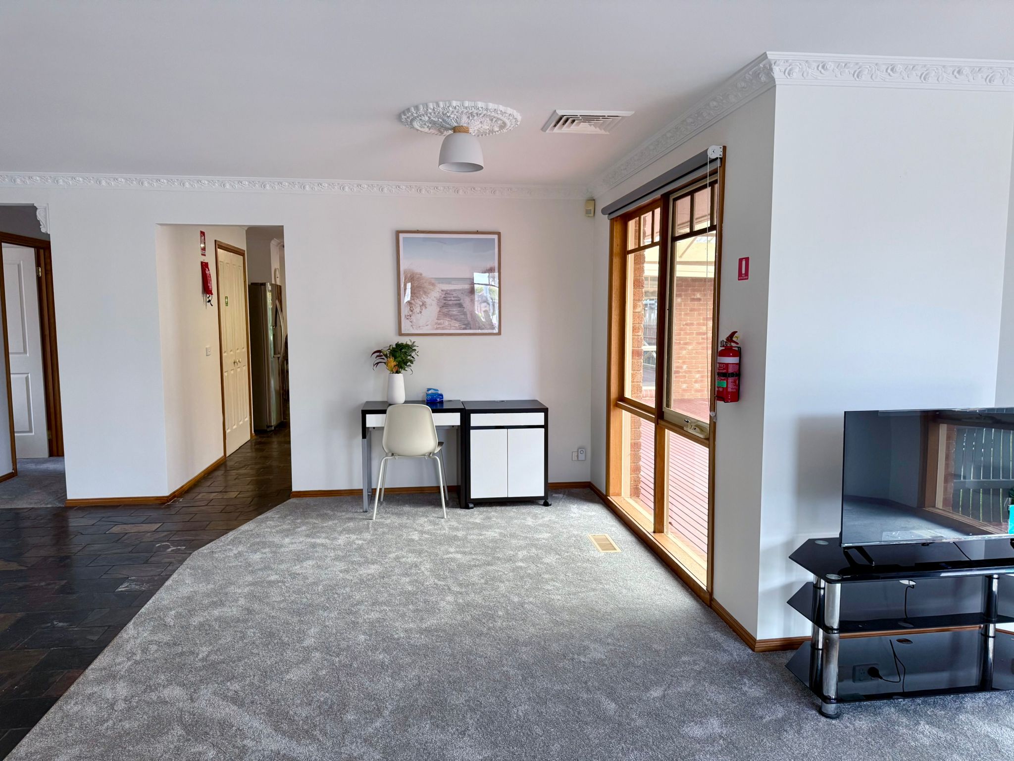 Calm & Spacious SIL Home Bordering the Park, Walk to Shopping Centre & Station — Home image 14