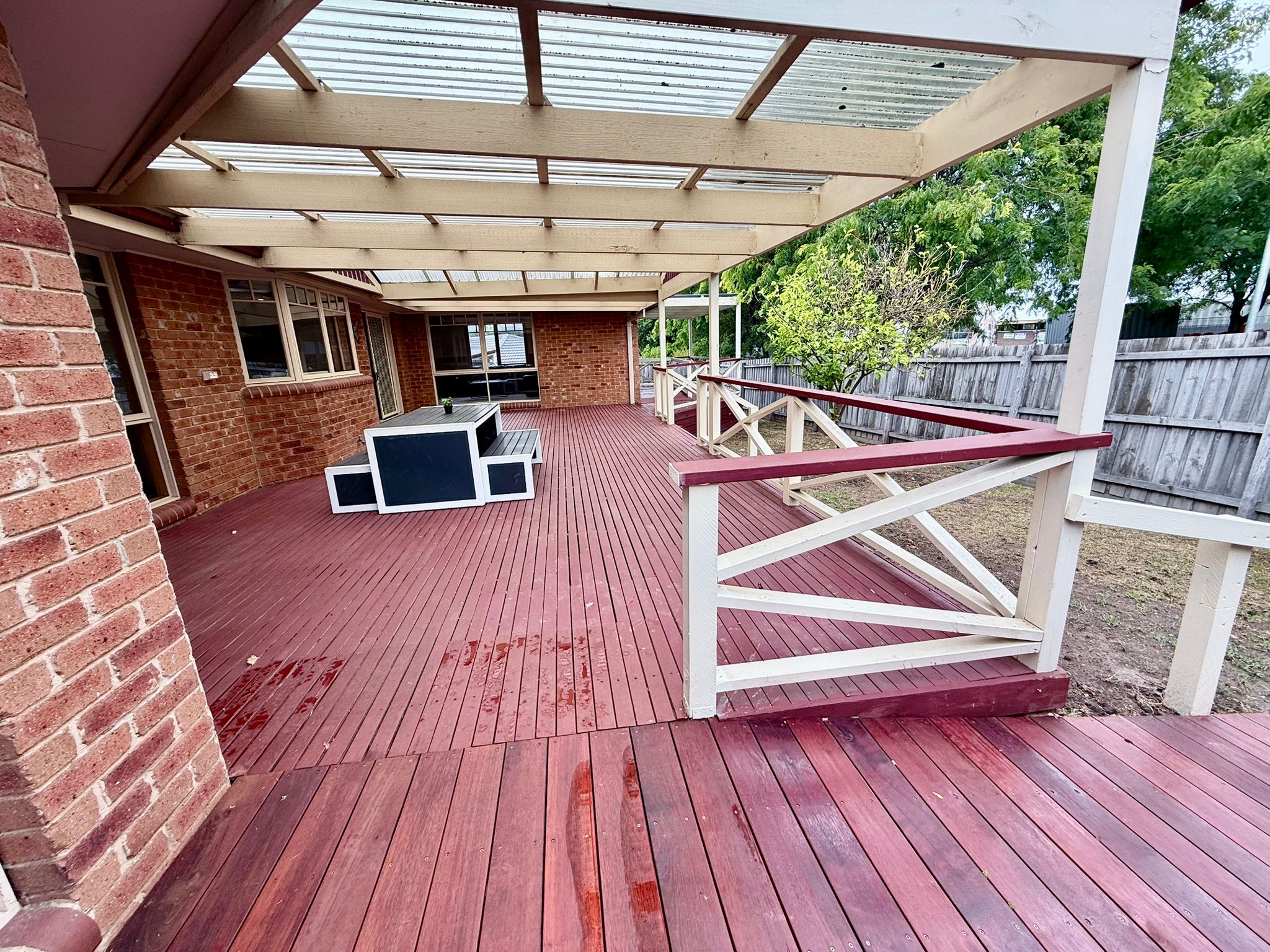 Calm & Spacious SIL Home Bordering the Park, Walk to Shopping Centre & Station — Home image 17