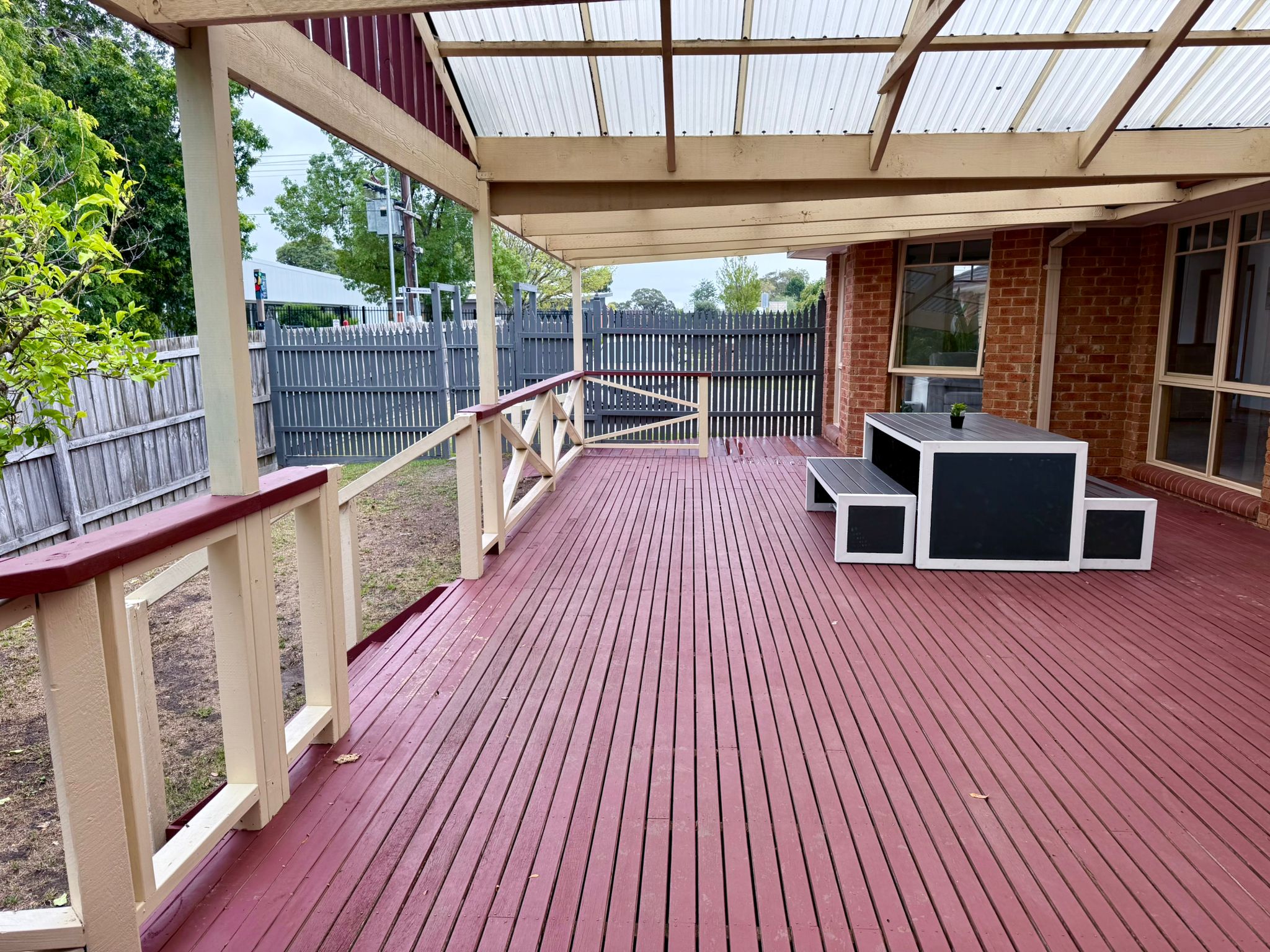 Calm & Spacious SIL Home Bordering the Park, Walk to Shopping Centre & Station — Home image 18