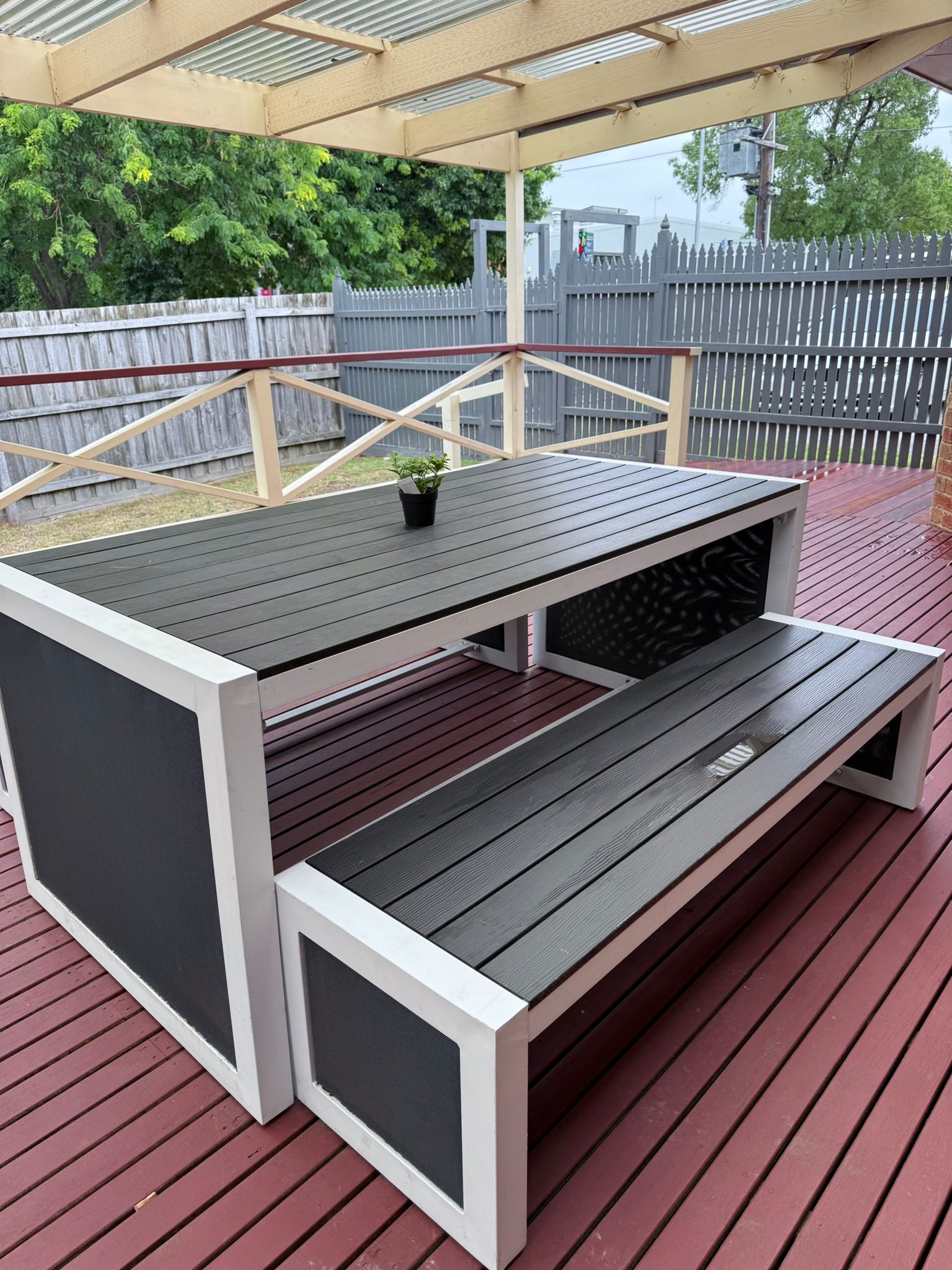 Calm & Spacious SIL Home Bordering the Park, Walk to Shopping Centre & Station — Home image 19
