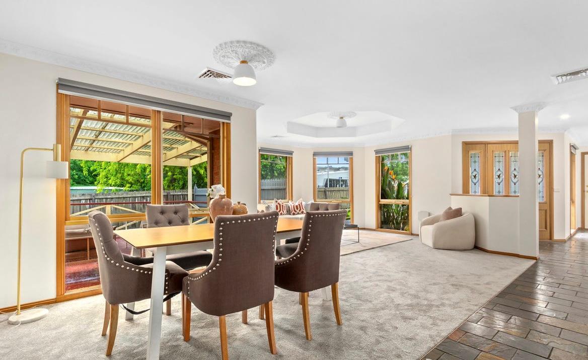 Calm & Spacious SIL Home Bordering the Park, Walk to Shopping Centre & Station — Home image 2