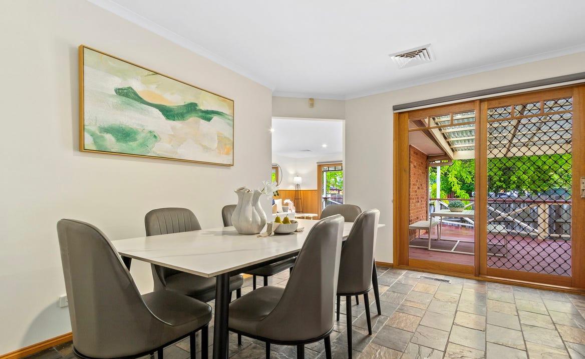 Calm & Spacious SIL Home Bordering the Park, Walk to Shopping Centre & Station — Home image 3