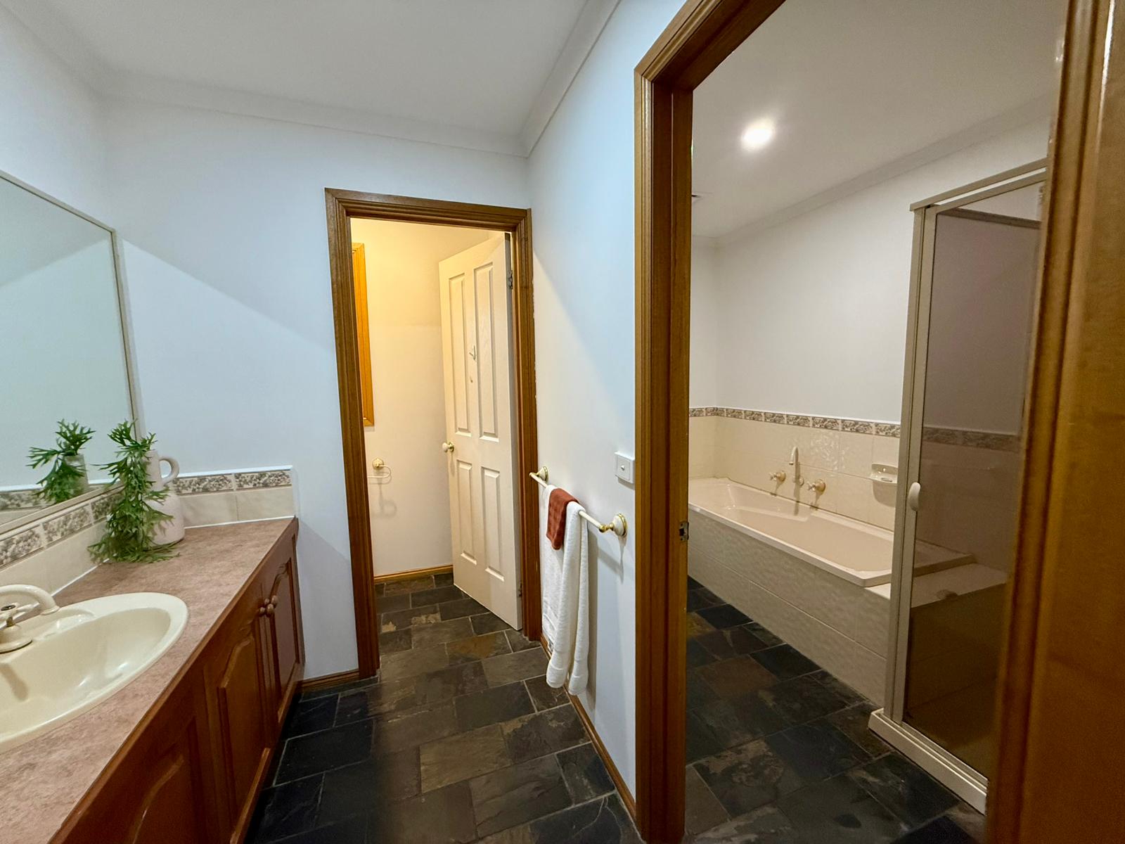 Calm & Spacious SIL Home Bordering the Park, Walk to Shopping Centre & Station — Home image 5