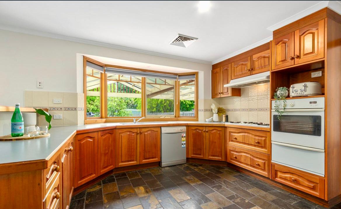 Calm & Spacious SIL Home Bordering the Park, Walk to Shopping Centre & Station — Home image 6