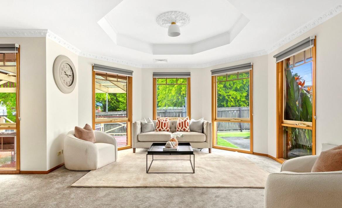 Calm & Spacious SIL Home Bordering the Park, Walk to Shopping Centre & Station — Home image 7