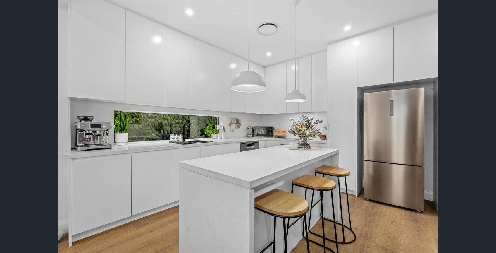 Contemporary living with stylish house in Sutherland — Home image 3