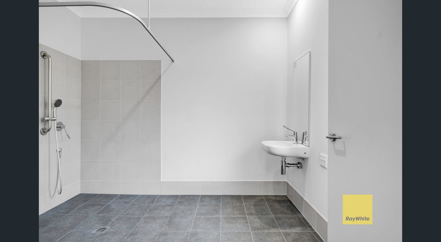 MODERN SDA APPROVED x4 BED x3 ENSUITE PROPERTY — Home image 3