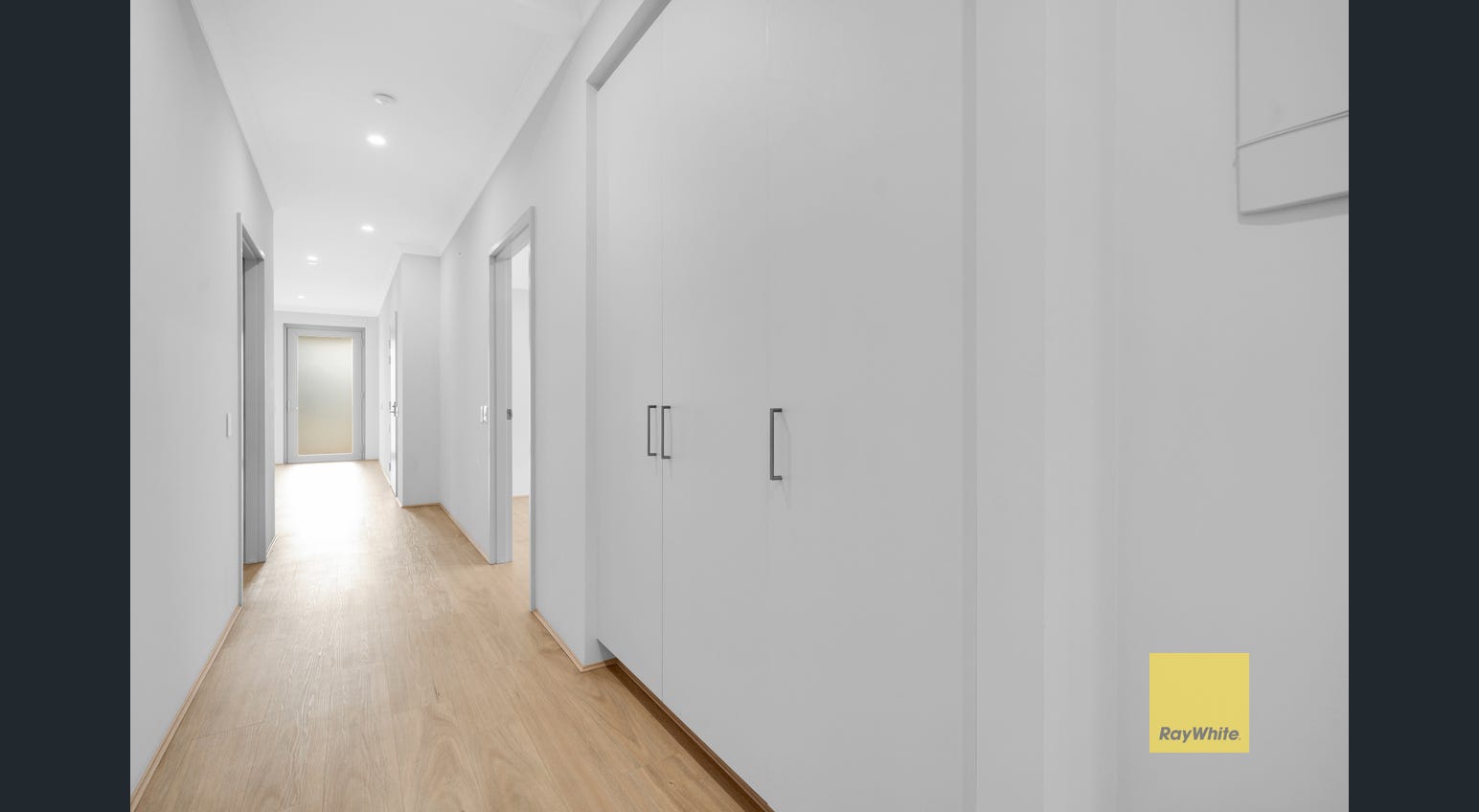 MODERN SDA APPROVED x4 BED x3 ENSUITE PROPERTY — Home image 4