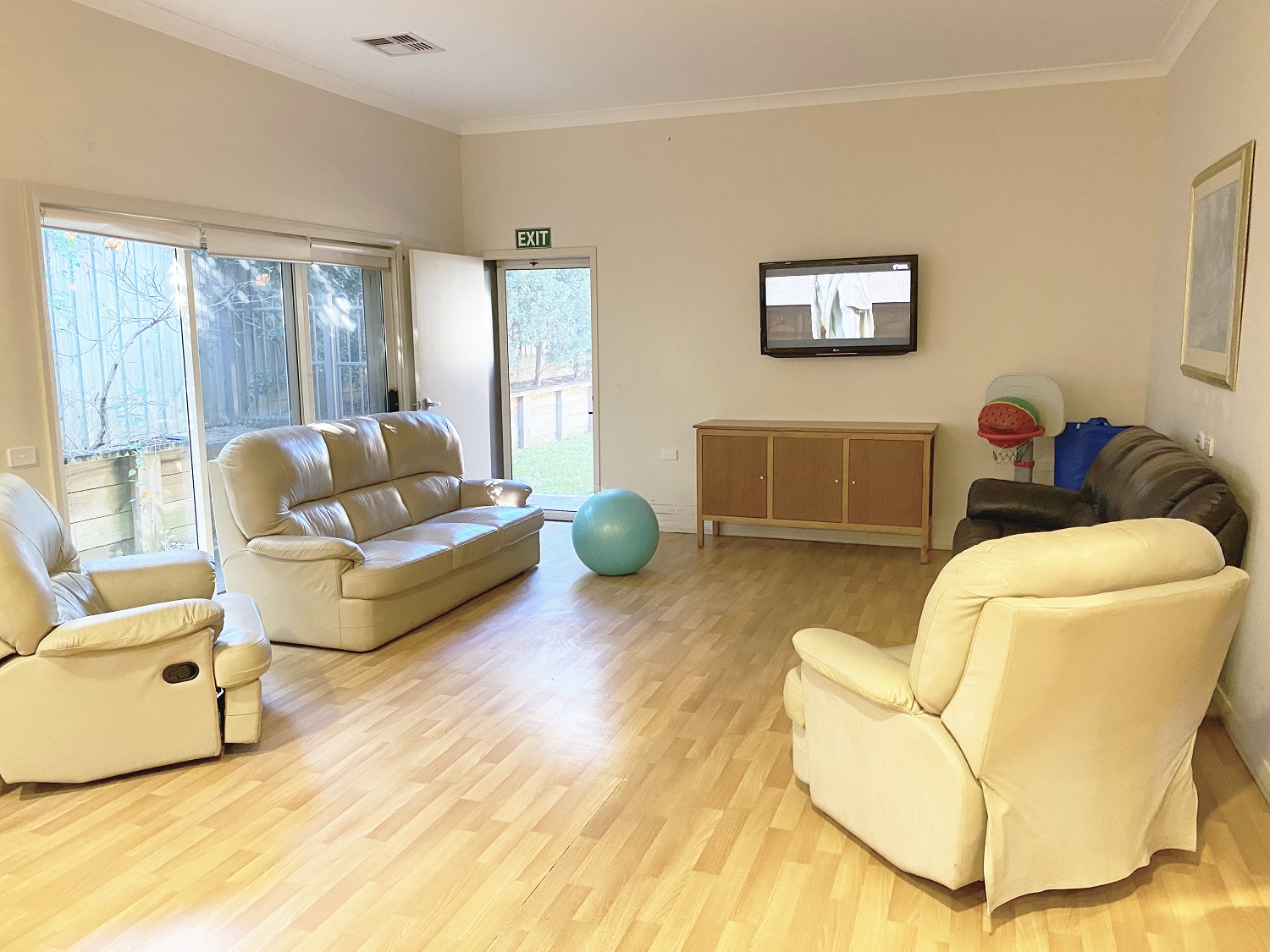Elanora Heights – modern, shared 5-bedroom home — Home image 3
