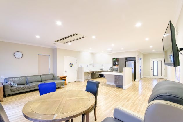 Vacancy in spacious home near the beach — Home image 3