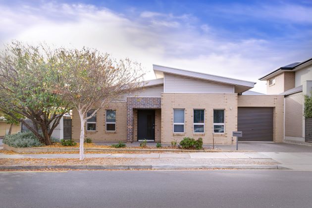 Vacancy in spacious home near the beach — Home image 2
