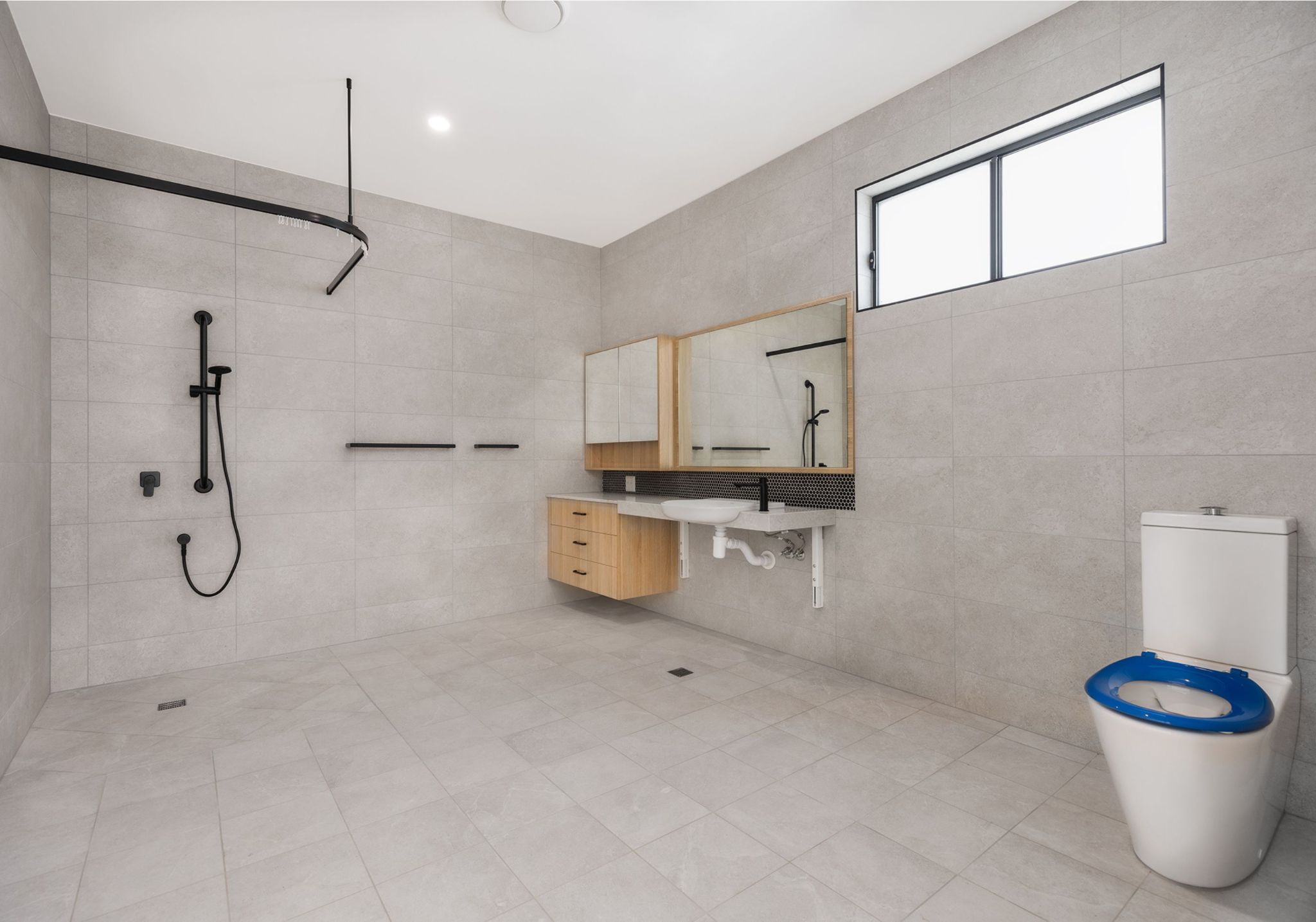 Stunning new home - close to amenities! — Home image 3