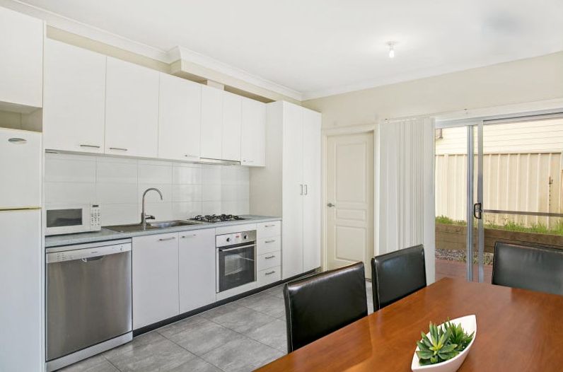 Simple Townhouse Living — Home image 3