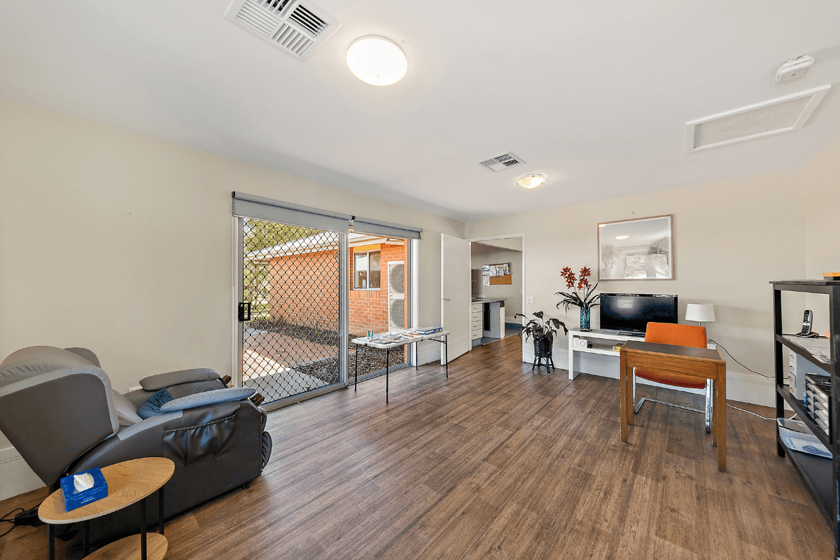 Enjoy living in this growing neighbourhood with a bustling village feel. — Home image 2