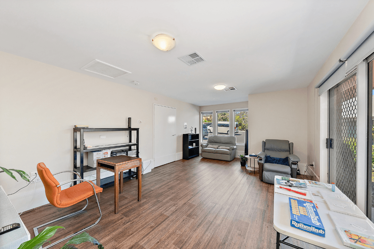 Enjoy living in this growing neighbourhood with a bustling village feel. — Home image 3