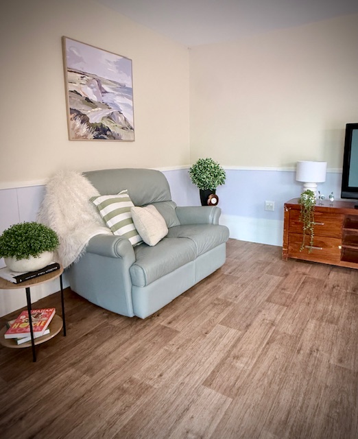 Enjoy living in this growing neighbourhood with a bustling village feel. — Home image 6