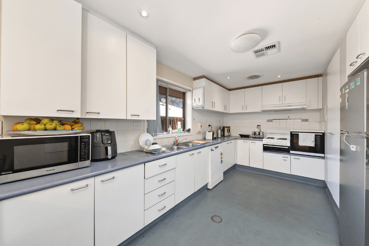 Enjoy living in this growing neighbourhood with a bustling village feel. — Home image 7