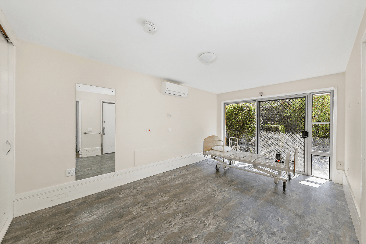 Enjoy living in this growing neighbourhood with a bustling village feel. — Home image 8