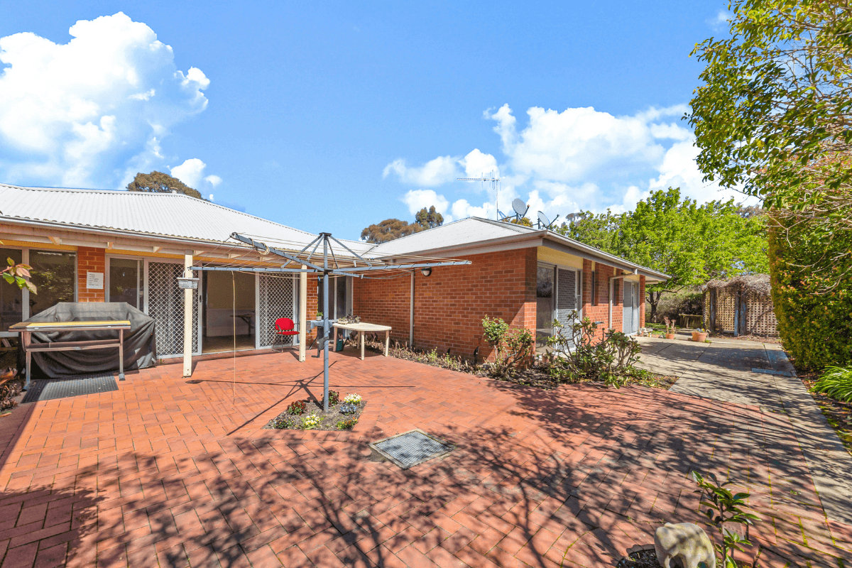 Enjoy living in this growing neighbourhood with a bustling village feel. — Home image 11