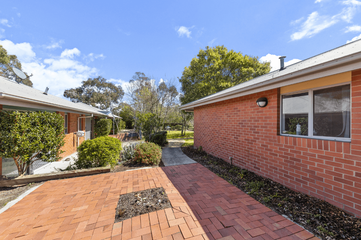 Enjoy living in this growing neighbourhood with a bustling village feel. — Home image 13