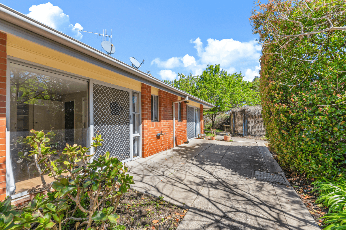Enjoy living in this growing neighbourhood with a bustling village feel. — Home image 14