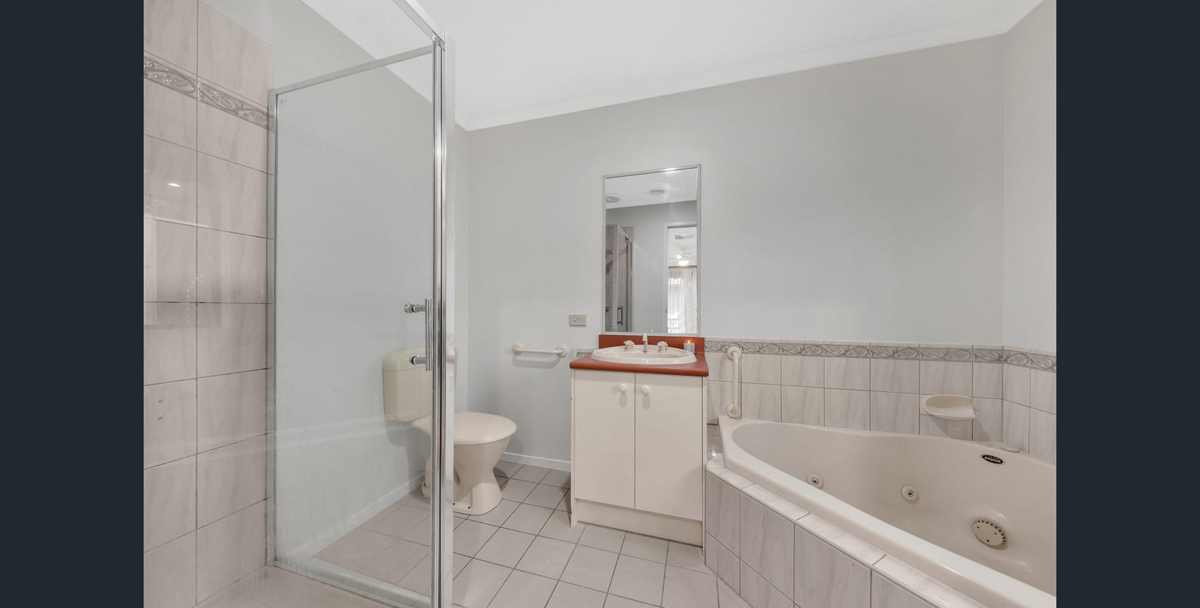 1:1 or 1:2, Female SIL accommodation in vibrant South Morang — Home image 11