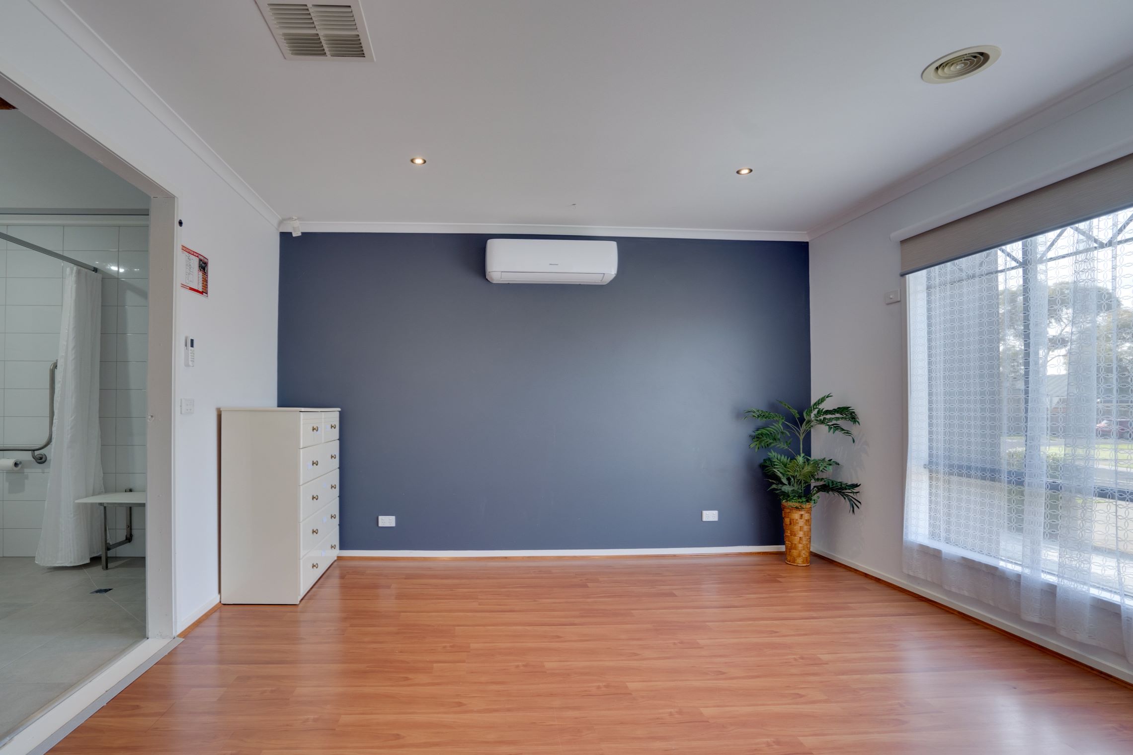 LIVE WITH ONE OTHER PERSON - FULLY ACCESSIBLE HOME (STA, MTA OR SIL) — Home image 4