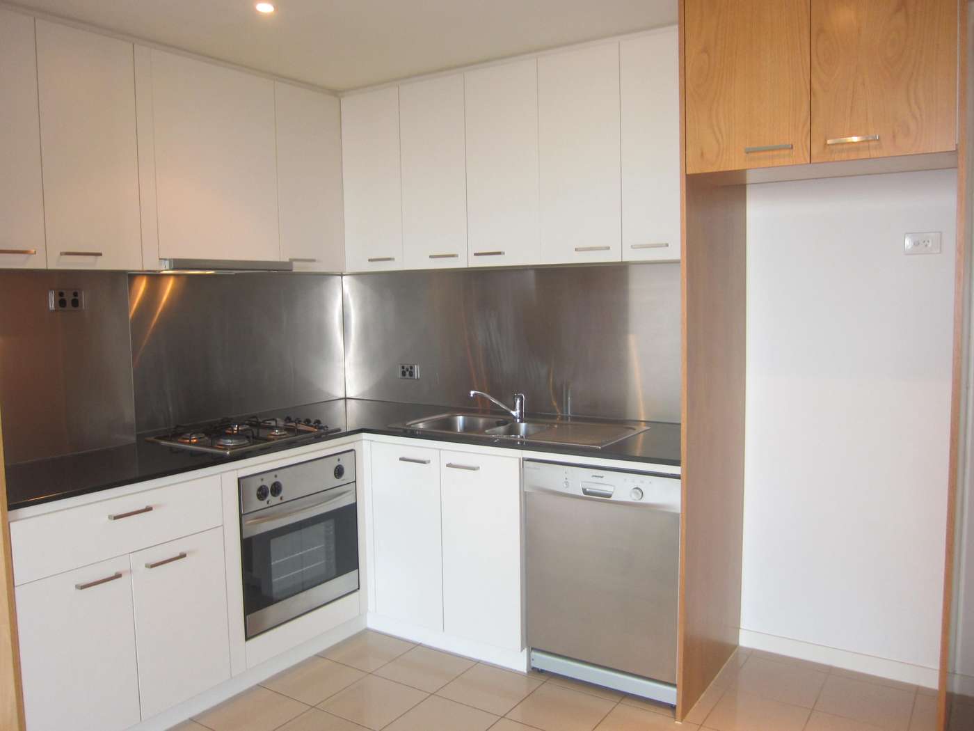STUNNING PROPERTY IN DOCKLANDS - 5 Caravel Lane, Docklands VIC 3008 — Home image 4