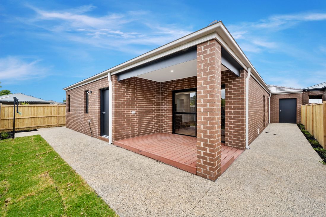 Modern 4-Bedroom HPS - Labrador Street, Clyde North VIC — Home image 7
