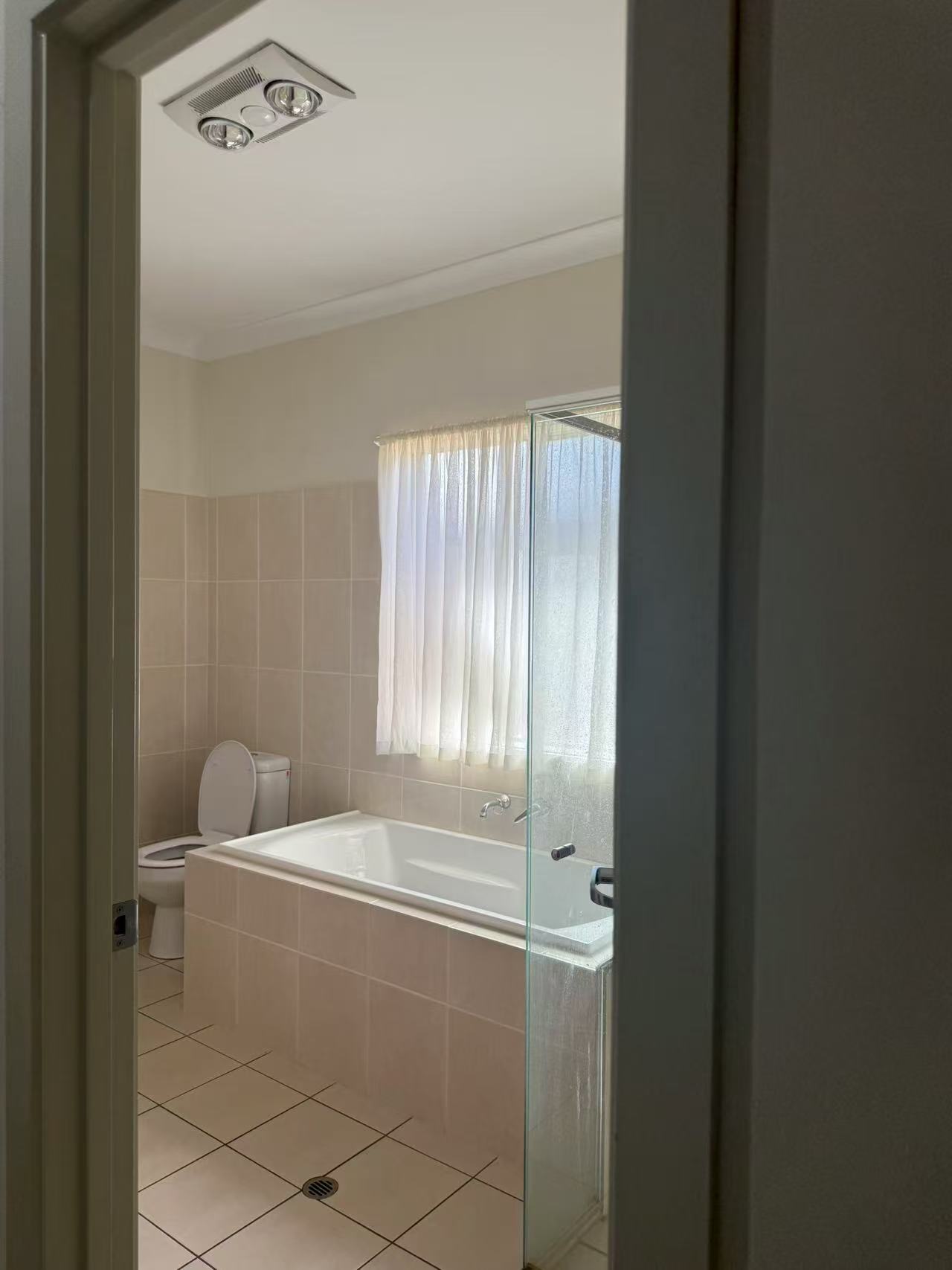 Sharing with 2 ladies in beautiful Campbelltown — Home image 4
