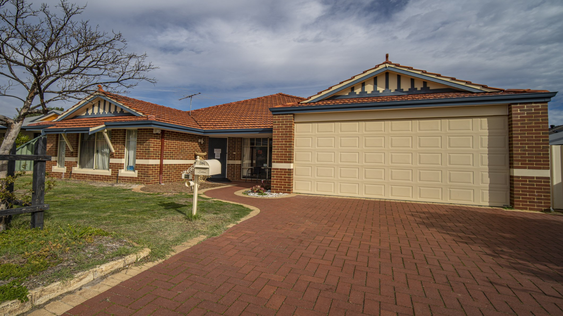 Secure, single level, modern home in quiet neighbourhood with Supported Independent Living — Home image 2