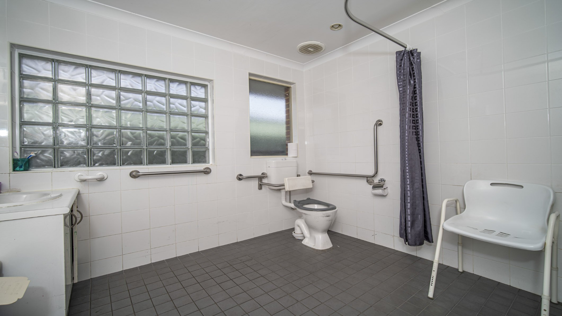 Secure, single level, modern home in quiet neighbourhood with Supported Independent Living — Home image 6