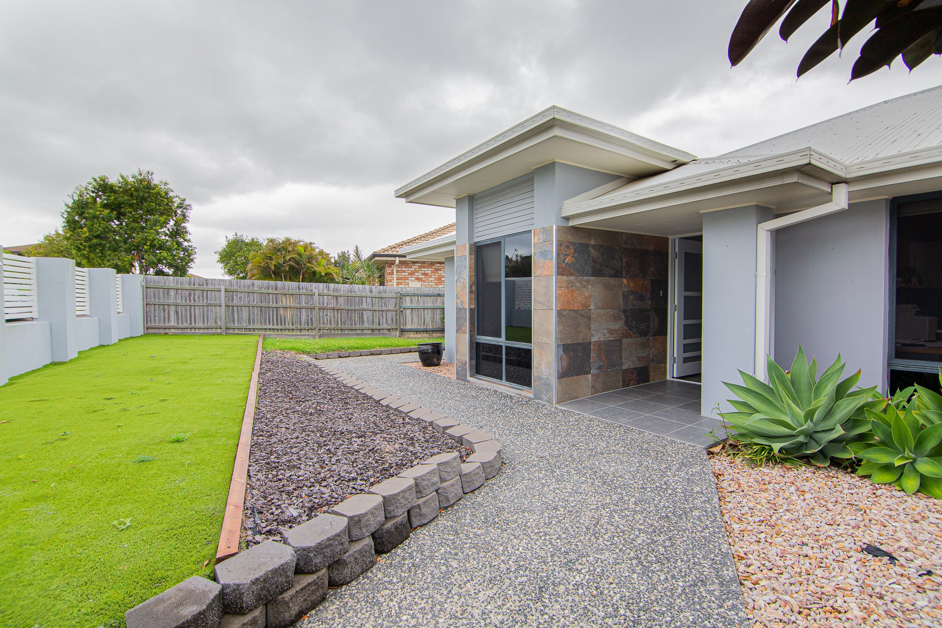 Redland Bay SIL oasis: spacious home with pool and fabulous outdoor area — Home image 3