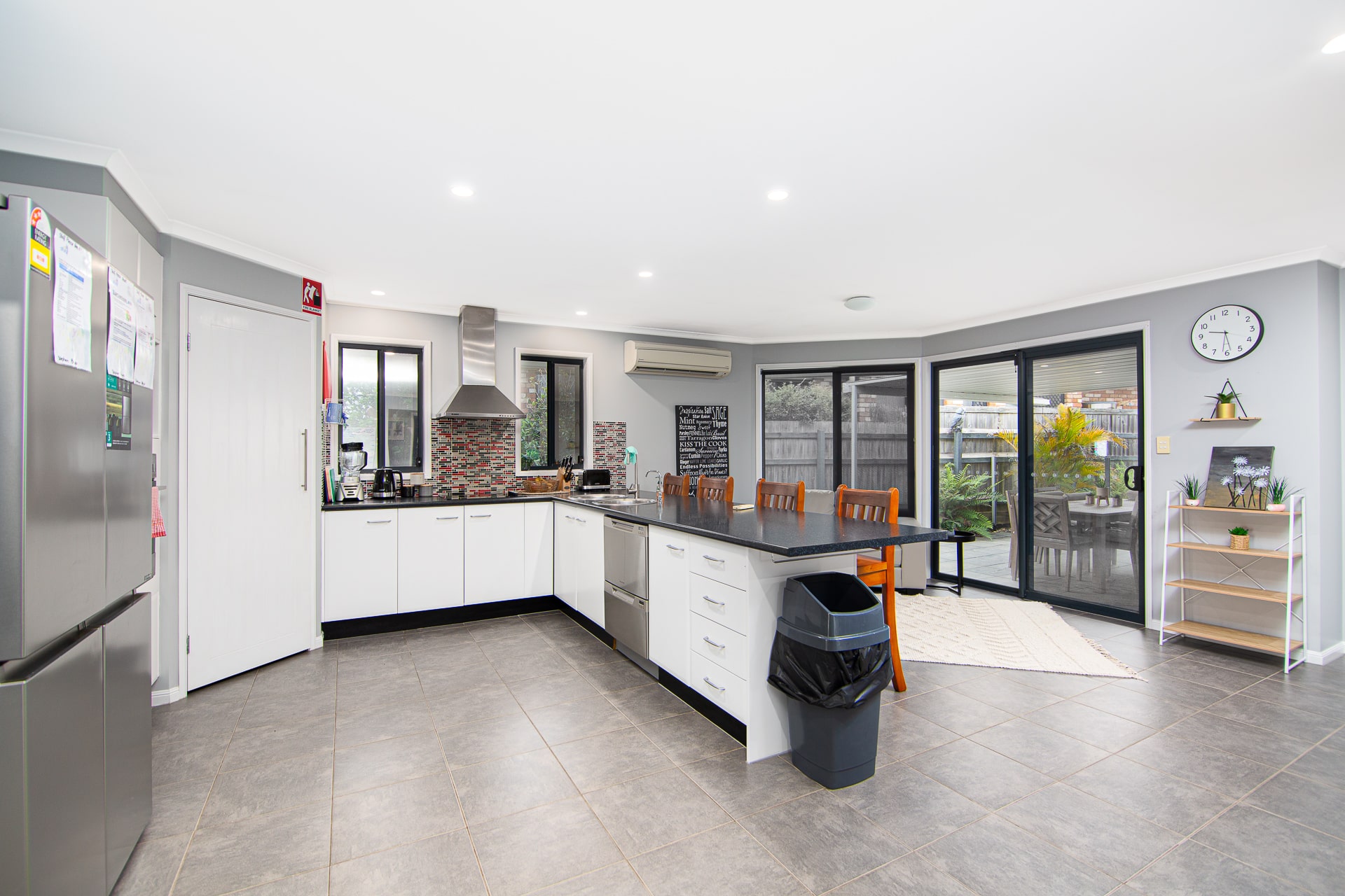 Redland Bay SIL oasis: spacious home with pool and fabulous outdoor area — Home image 2